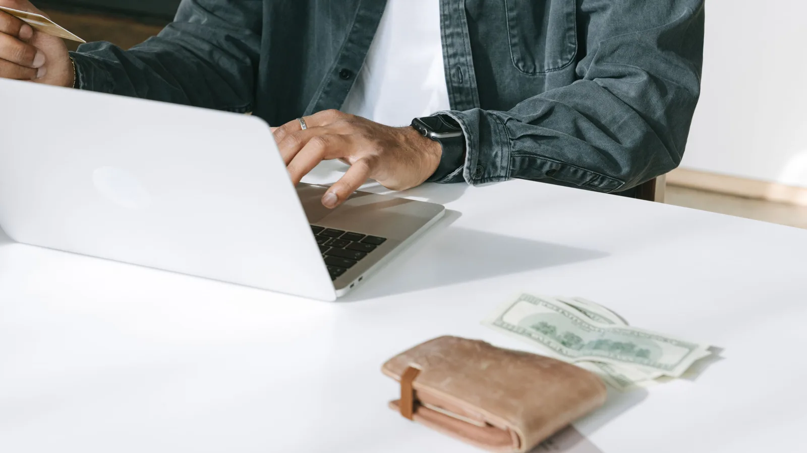 Écran de connexion Cyberplus de la Banque Populaire Méditerranée sur ordinateur et smartphone