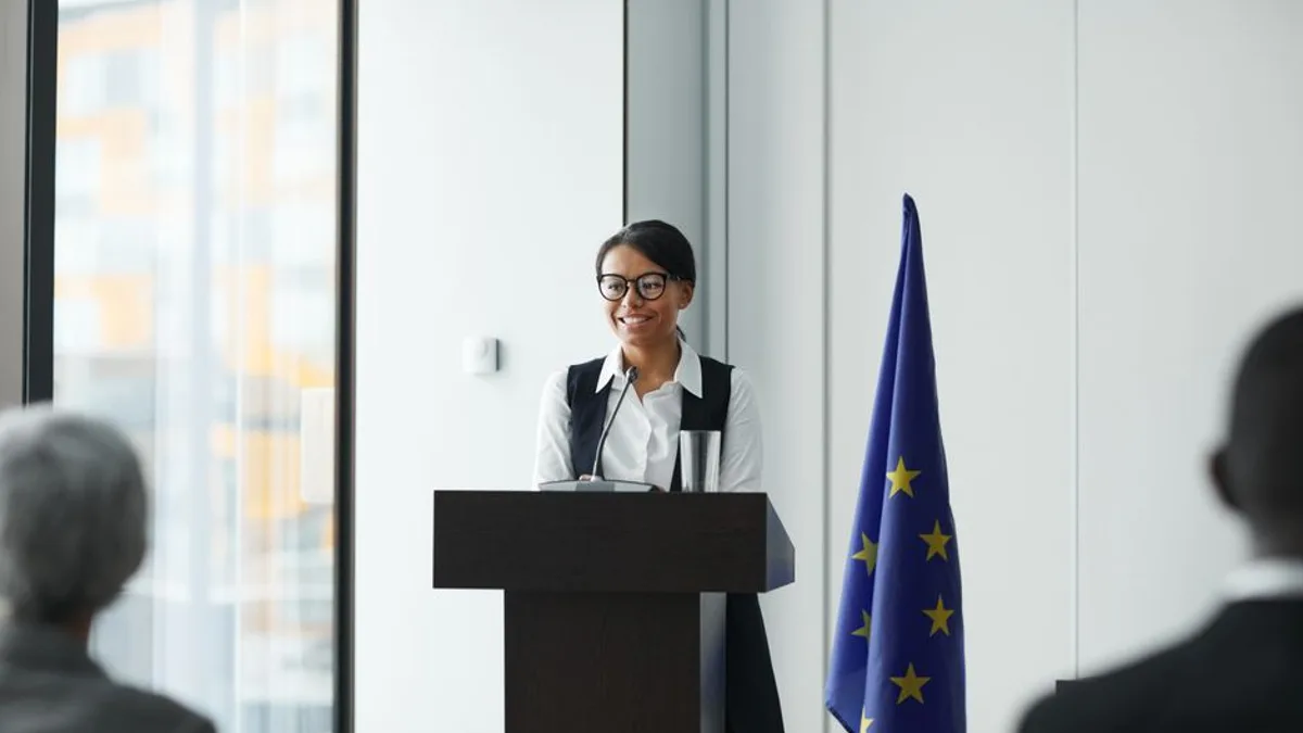 Portrait stylisé de Christine Lagarde devant le siège de la BCE et courbes économiques